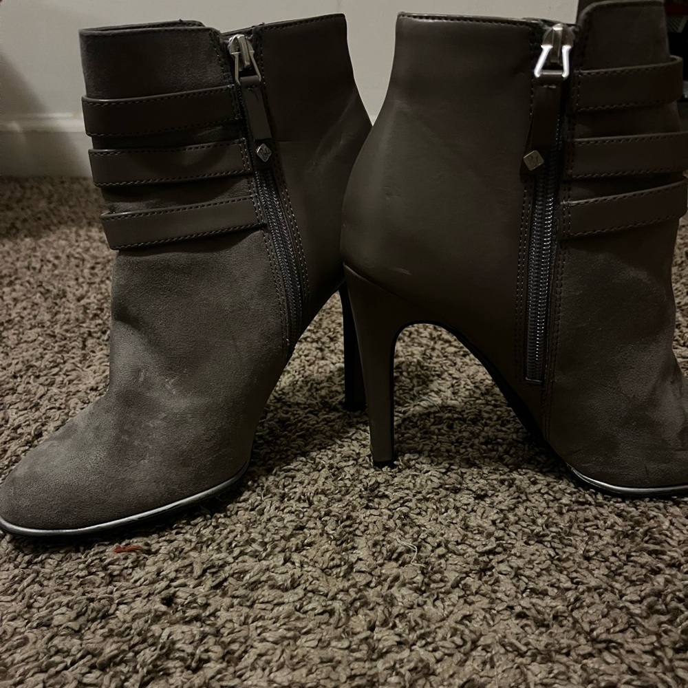 Size 7 SAM and LIBBY GREY ankle BOOTS